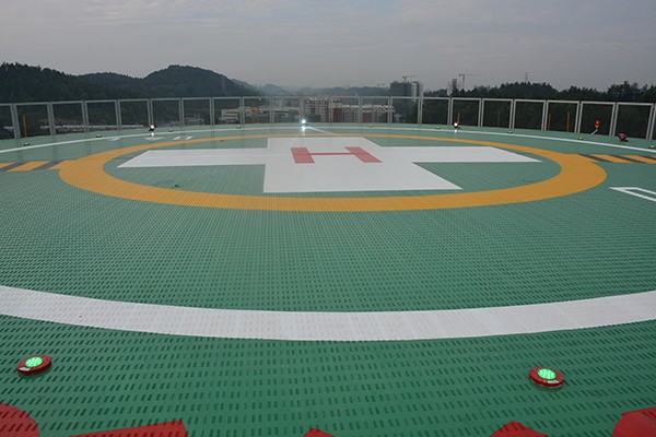 建造屋頂直升機停機坪時，有什么場地條件？